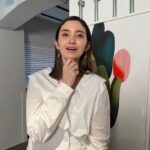 Saya Ichikawa Instagram - スイカはどこまで食べていいかわからないまま過ぎてく2023年夏 ⁡ 写真は リベラルアーツプログラム for Business の動画撮影の衣装 https://aeonconnect.jp/liberal_arts/ 　 #ブラウス #パンツ　@ganni #ピアス @kameemon30 #リング @annemariechagnon_jp #スタイリング @masacott__ #ヘアメイク @maikoinomatamaiko ⁡ ⁡