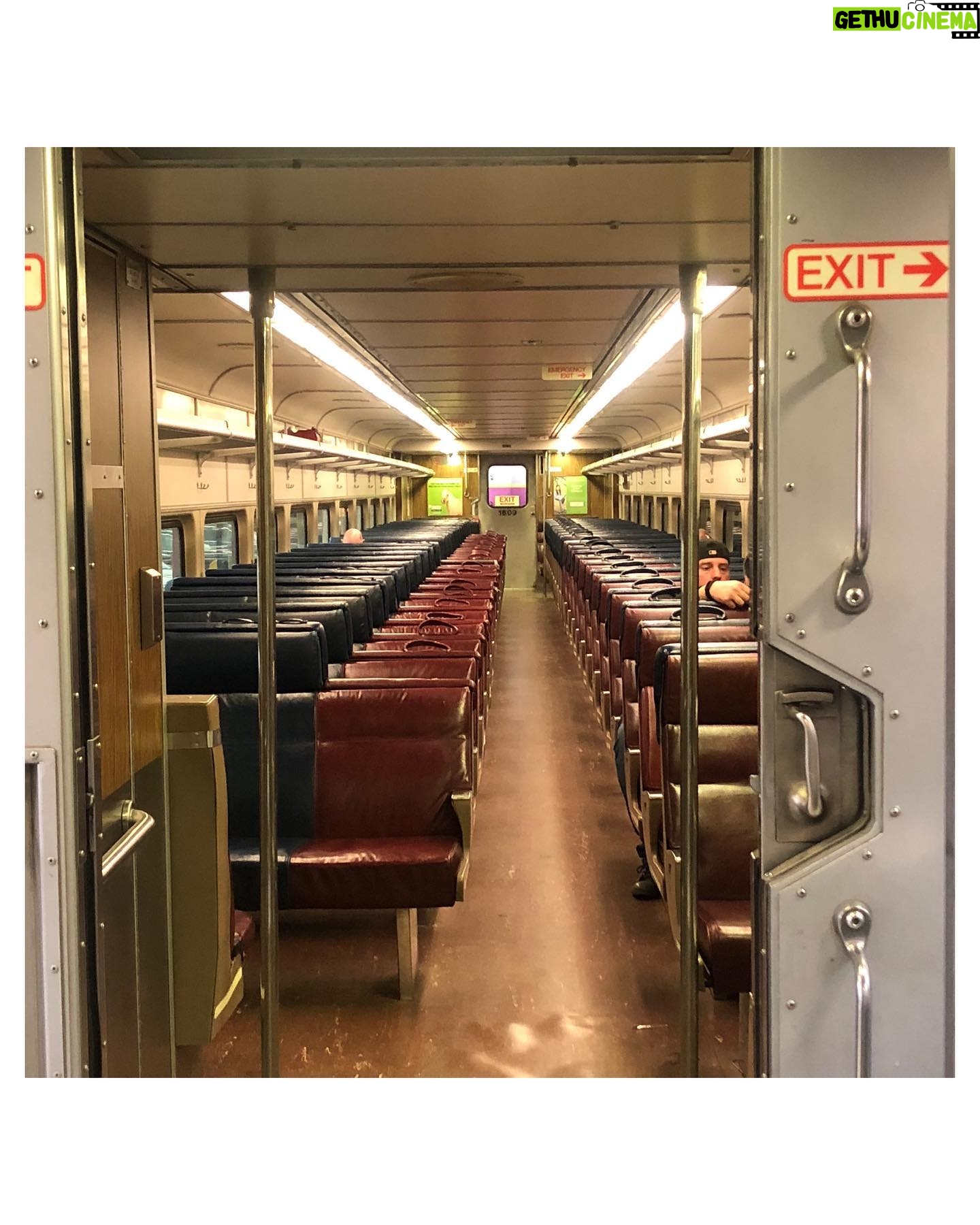Saya Ichikawa Instagram - #mbta #GP40MC #F40PH #ボストンからニューベリーポート 内装がアメ車のトラックみたいで落ち着く 懐かし