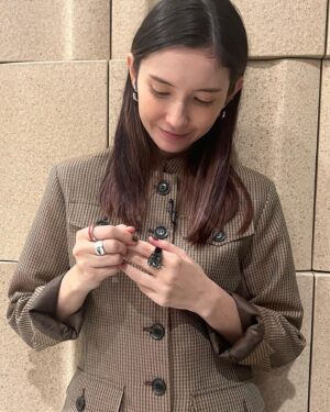 Saya Ichikawa Instagram - 日曜美術館！
特集は「まなざしのヒント 特別展やまと絵」。東博のやまと絵展にて、やまと絵の楽しみ方を。
⁡
四大絵巻をあんなじっくり観られるなんて。
しかも先日展覧会を観に行ったばかりの山口晃さんの解説と共に。贅沢な時間でした。
白描画も最高だったー
よく観てる番組なのでなお嬉しかったです
お時間許すかたは是非。
⁡
かけクラもあります！テーマはアキxクラシックです。23日にお届けするNHKクラシックの9時間の生放送特番についてもご紹介します…
⁡
NHK Eテレ「日曜美術館」
まなざしのヒント特別展やまと絵
11/12 9:00〜9:45
⁡
NHKfm 「x（かける）クラシック」
毎週日曜　１４：００〜１５：５０
毎週月曜　8:00〜
聴き逃しは らじるらじるにて
⁡

⁡
#衣装 は
#ジャケット 
@leinwande_official
#スカート 
@musinsa_japan @recto_official
#ブーツ 
@tela9official
#ピアス #グリーンストーンリング@swarovski
#シルバーリング
@caki.jewelry
#スタイリスト　@masacott__ 
#ヘアメイク　@nozomifujimoto.hm