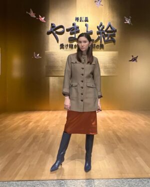Saya Ichikawa Instagram - 日曜美術館！
特集は「まなざしのヒント 特別展やまと絵」。東博のやまと絵展にて、やまと絵の楽しみ方を。
⁡
四大絵巻をあんなじっくり観られるなんて。
しかも先日展覧会を観に行ったばかりの山口晃さんの解説と共に。贅沢な時間でした。
白描画も最高だったー
よく観てる番組なのでなお嬉しかったです
お時間許すかたは是非。
⁡
かけクラもあります！テーマはアキxクラシックです。23日にお届けするNHKクラシックの9時間の生放送特番についてもご紹介します…
⁡
NHK Eテレ「日曜美術館」
まなざしのヒント特別展やまと絵
11/12 9:00〜9:45
⁡
NHKfm 「x（かける）クラシック」
毎週日曜　１４：００〜１５：５０
毎週月曜　8:00〜
聴き逃しは らじるらじるにて
⁡

⁡
#衣装 は
#ジャケット 
@leinwande_official
#スカート 
@musinsa_japan @recto_official
#ブーツ 
@tela9official
#ピアス #グリーンストーンリング@swarovski
#シルバーリング
@caki.jewelry
#スタイリスト　@masacott__ 
#ヘアメイク　@nozomifujimoto.hm