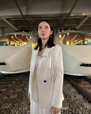 Saya Ichikawa Instagram - 新・美の巨人たち 
こんや放送です。
ブランクーシの「空間の鳥」がロマンスカーVSEに与えた影響を探ります。
デザインを手掛けた建築家の岡部憲明さんから直々にお話しを聞きました。贅沢。ブランクーシ展もじっくり観られたし、引退後にまたVSEに会えたし、幸せな1日でした。
お時間許す方ぜひ。

⁡
ちなみに #アーティゾン美術館の ブランクーシ展は　@baila_magazineで連載してる 「市川紗椰の週末アートの扉 」でも紹介しています。
合わせてよろぴくです、写真めちゃかわいいです。
https://baila.hpplus.jp/lifestyle/trip/63747
⁡

テレ東 「新 美の巨人たち」
6月8日 22:00〜

NHK 「テッツGO」
6月8日　24:40〜
⁡
J-WAVE 「Orient Star TIME AND TIDE」
毎週土曜　２１時〜
@jwavetimeandtide 
聴き逃しはPodcast版やRadikoにて
⁡
NHKfm 「x（かける）クラシック」
毎週日曜　１４：００〜１５：５０
毎週金曜　7:25〜
聴き逃しは らじるらじるにて
⁡
⁡
⁡
#ピアス @hemca_officgal @rhodes_showroom
#リング @zuttoholic
#スタイリスト @okapiiiii 
#ヘアメイク @nozomifujimoto.hm 
#アーティゾン美術館
#ブランクーシ

長々とすみません！良い週末を！