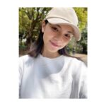 Sayaka Akimoto Instagram – お元気ですか？
あっという間に葉桜になり、日々暑かったり寒かったり振り回されています。4月でデビュー18年となりました。
皆様のおかげです。感謝です。節目や区切りがあるからこそ、人は頑張れるというものですね。見えない未来に向かって踏み出すのは、いつだって希望と恐怖が入り混じります。不安定は怖い。でも、この不安定でぐらぐらしてしまう私や恐怖を否定せず、安定、安定と収まろうとする私の中の私を静観している日々です。
諦念。
ライフスタイルが変わった今、何が私にとって大切なのか具体的に考えています。
案外、抽象的に捉えていて気付かないこともある。
自分を愛するという事は他人も愛するということ。
まずは、私。
そう思ってます。

皆、無理しないでね。

追伸　
私はすこぶる元気です。