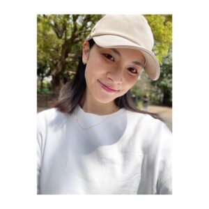 Sayaka Akimoto Instagram - お元気ですか？
あっという間に葉桜になり、日々暑かったり寒かったり振り回されています。4月でデビュー18年となりました。
皆様のおかげです。感謝です。節目や区切りがあるからこそ、人は頑張れるというものですね。見えない未来に向かって踏み出すのは、いつだって希望と恐怖が入り混じります。不安定は怖い。でも、この不安定でぐらぐらしてしまう私や恐怖を否定せず、安定、安定と収まろうとする私の中の私を静観している日々です。
諦念。
ライフスタイルが変わった今、何が私にとって大切なのか具体的に考えています。
案外、抽象的に捉えていて気付かないこともある。
自分を愛するという事は他人も愛するということ。
まずは、私。
そう思ってます。

皆、無理しないでね。

追伸　
私はすこぶる元気です。