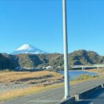 Sayaka Akimoto Instagram - So beautiful mountain! Mt.Fuji always makes me feel nostalgic☺️ ロケ現場への移動中に見えた大きな富士山。 我が家からも富士山が見えるのですが、綺麗に富士山が見える日はどことなく晴れやかな気持ちになる。 私達のDNAには富士山に心惹かれる何かが組み込まれているのかな、 そんな事を思いながらぼーっとする私です。