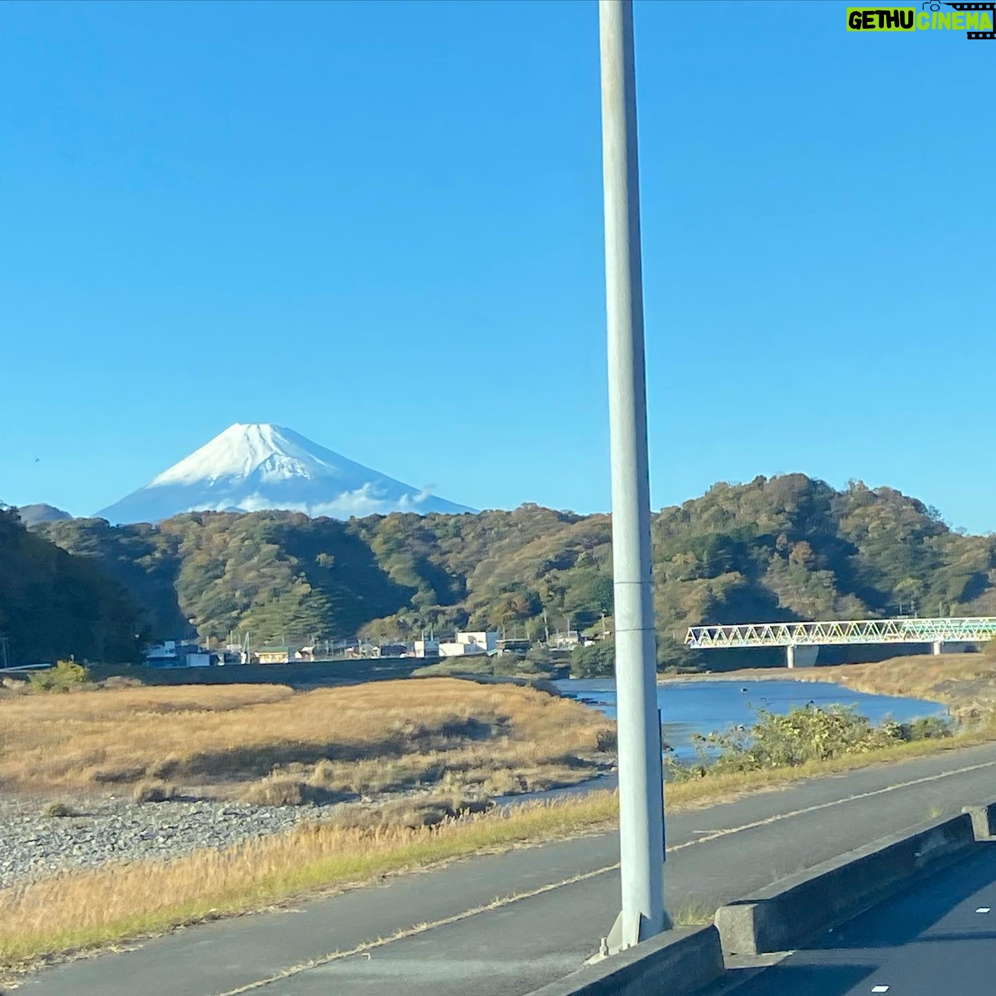 Sayaka Akimoto Instagram - So beautiful mountain! Mt.Fuji always makes me feel nostalgic☺️ ロケ現場への移動中に見えた大きな富士山。 我が家からも富士山が見えるのですが、綺麗に富士山が見える日はどことなく晴れやかな気持ちになる。 私達のDNAには富士山に心惹かれる何かが組み込まれているのかな、 そんな事を思いながらぼーっとする私です。