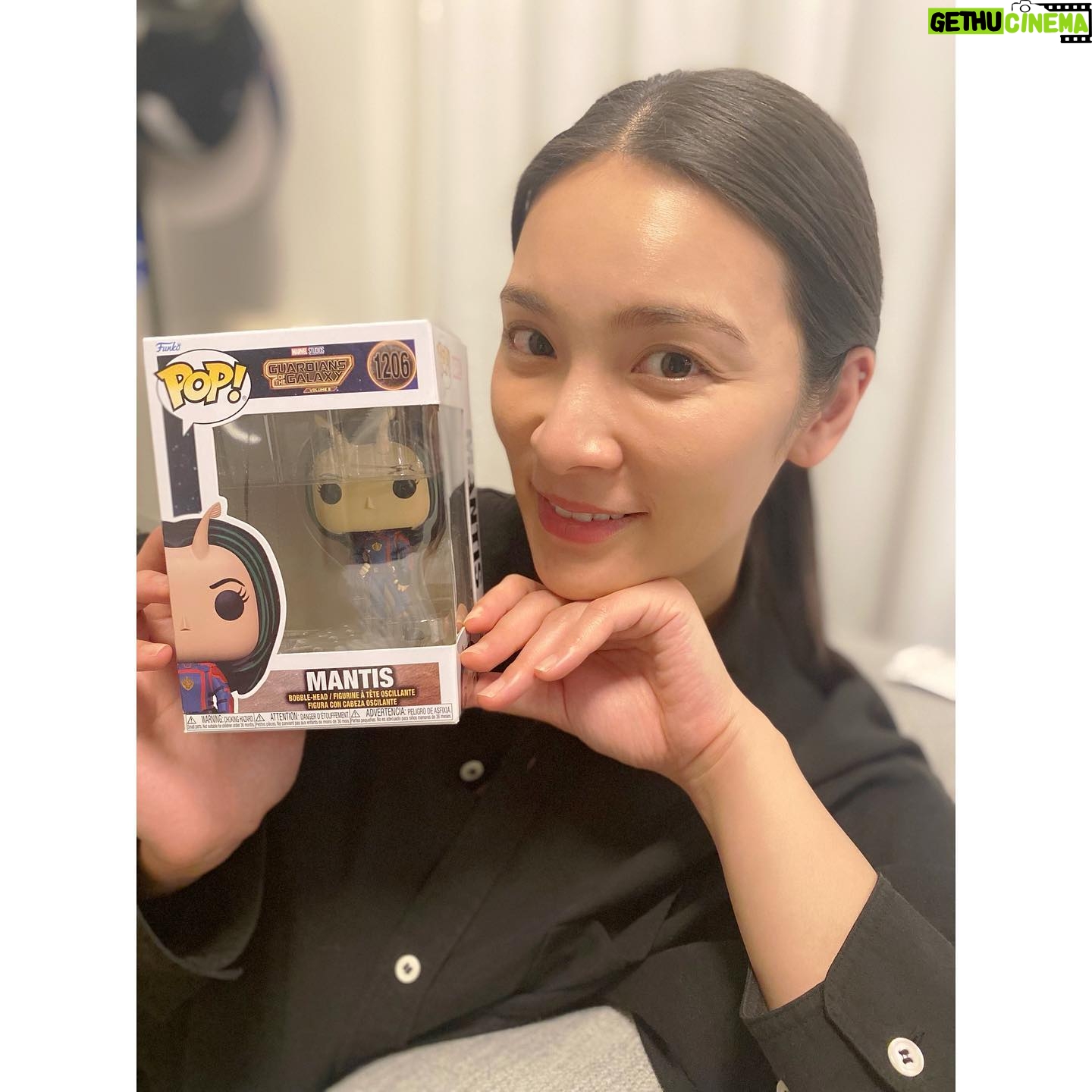 Sayaka Akimoto Instagram - 皆さん、マーベル最新作『ガーディアンズ・オブ・ギャラクシー:VOLUME 3』はもうご覧になりましたか? 笑ったり泣いたり、鑑賞後温かい気持ちがほんわり残って、今回も最高な作品でした。 私は劇中、4.5回泣いてます笑 あれよあれよとマーベルの世界に引き込まれ、大好きな作品に吹替で参加できて、とても光栄です。 私が吹替を担当したマンティスも作品ごとに成長し、感情が豊かになっていくのを感じました。(ホリデースペシャルで最初めっちゃ喋ってて戸惑いました笑) ガーディアンズや色々な人達と過ごす事により、マンティスも成長していったのでしょう。 素晴らしい声優陣の中で毎回ドキドキしながらの吹替でしたが、とてもチャレンジングで楽しかったです。 声を乗せるということは、命を吹き込む事なんだなぁと毎回感じます。 慣れない私に丁寧にディレクションして下さったスタッフの皆様、プロモーションで関わった皆様、コミコンで話しかけて下さった皆様、ありがとうございました! 観てない方は是非、劇場で観て下さいね✨ #ガーディアンズオブギャラクシー #GotGVol3 #MarvelStudios