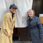 Sayaka Akimoto Instagram - 京都の撮影所で先輩の素敵な浴衣を見て、新しく仕立てたくなった私。 今回、「雲霧仁左衛門」所作指導で大変お世話になった勇家寛子さんにご相談したところ、ご縁を繋げて頂き、素敵な反物と出会う事が出来ました。 秋元家は手が平均よりも長い為、寸足らずになる事もしばしば笑 自分に合ったサイズならば更に綺麗に着られるはず。 勇家さんには撮影中も撮影以外でも色々な事を教えて頂きました。 これからも沢山学ばせて頂ければと思っています。 感謝感謝です！ 色々な反物を見させて頂きましたが、こちらの藍染を見てしまったら、これにしか目がいかなくなってしまいました。 深いのにかろやかなブルー。 清潔感もあって背筋がしゃんとしそうです。 年内には仕立て上がるとの事。 楽しみです。 写真は勇家さんと☺️ 今回購入した藍染の反物です。