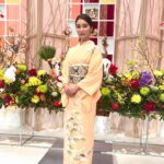 Sayaka Akimoto Instagram – 明けましておめでとう御座います。
2022年、仕事始めは私の大好きな歌舞伎の生中継でした。
コロナ禍で歌舞伎鑑賞から少し遠ざかっておりましたが、改めて大好きだと実感致しました。
静と動、緩急。指の先からつま先まで、息をするのも忘れて、見入ってしまいます。
日々見えないところでの鍛錬や努力の賜物。
私も頑張らねば!と身が引き締まるのです。
両親も生中継を観ていてくれたようで、「これは凄い、これは凄い事だ!でも何故才加がこの番組に選ばれたのか分からない!」って言ってました笑
とても贅沢な時間を過ごさせて頂きました。
この番組のお声がけを頂いてから、是非お着物で出演したいとマネージャーさんに相談。
今年はお仕事でもプライベートでもお着物を着る機会が増えますように。
今回のお着物の詳細をスタイリストさんに伺いました。
お着物は、おめでたい柄とされる松竹梅の訪問着。
帯は、西陣織の袋帯。
帯揚げは、白ですっきりと。
帯締めは、ブルーの平組で帯周りのポイントカラーに。
髪飾りは、鼈甲のかんざし。
洋服とはまた違う色合いが似合ったりしてお着物は奥深いですね👘
このワクワク楽しい気持ちのまま、2022年サバイブ出来ますように🐯✨
楽しい事、ワクワクする事、
皆さまと沢山共有出来るように今年も精進します!
引き続き宜しくお願い致します🙇♀️