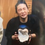 Sayaka Akimoto Instagram - 『ショウ・マスト・ゴー・オン』無事大千穐楽を終えました。 色々なハプニングもありましたが、その都度一丸となり皆で乗り越えようとする姿勢に、（大体三谷さん頼み。）私自身学びが沢山ありました。 毎日がジェットコースターみたいでハラハラドキドキ。 これからの人生観が変わっちゃうかもしれません笑 お客様のご理解もあり、ここまで来られました。 本当に感謝しております。 ここだけの話、最後の花柄ワンピースが劇的に似合ってなかったなぁ。 そんなワンピを選んじゃうのえちゃんが愛おしく思えます。 キャスト全員が愛おしい。 毎日幸せでした。 ありがとうございました。 皆様、またどこかで💜