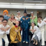 Sayaka Akimoto Instagram - ちょっと遅くなりましたが、ミュージカル「日本の歴史」　無事大千穐楽を迎える事が出来ました。 キャスト、バンド、スタッフ、そしてお客様、私に関わって下さった沢山の方々、本当に有難う御座いました。 熱が冷めない内に感謝の言葉をまとめようとしたのですが、なんだか、言葉にするのも勿体ないような気がして、私の身体の中に閉じ込めちゃってました。 舞台が無事終わった達成感と疲労感をゆっくりゆっくり噛み締めています。 今回私にとって初めての再演物。 久々の舞台、コロナ禍で変わっていったニューノーマルなお稽古に戸惑い、稽古場でも苦労しました笑 久々の舞台は、とっても楽しくてヒリヒリして、毎日命を燃やしている感覚がありました。とっても大変だったけどとっても楽しかったなぁ。 このタイミングで日本の歴史を皆様にお届けできた事を運命だと思っていますし、とても誇りに思っています。 出演者、スタッフの皆様が本当にリスペクト出来る素晴らしい方々ばかりで毎日幸せでした。 初演に引き続き、同い年のエマちゃんとはプライベートもお芝居の事も沢山お話ししました。本当にリスペクトしてる同い年。色々な角度からアドバイスをくれるんです。 @emmamiyazawa 今回は瀬戸君も同じ歳でなんだか、嬉しかったなぁ。 それぞれがそれぞれの持ち場で輝いている姿が眩しくて、とても励まされました！ @kojiseto0518 この作品も、この作品を通して出会えた方々も、私にとって本当に大切な宝物になりました。 皆様、本当に有難う御座いました。 また明日から次の作品に向けて、気持ちを新たに頑張ります。