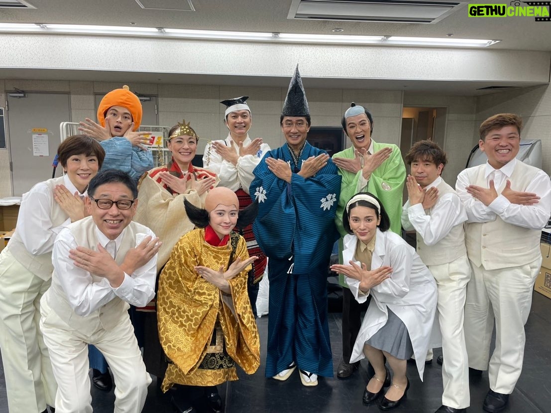 Sayaka Akimoto - 6.2K Likes - ちょっと遅くなりましたが、ミュージカル「日本の歴史」 無事大千穐楽を迎える事が出来ました。
キャスト、バンド、スタッフ、そしてお客様、私に関わって下さった沢山の方々、本当に有難う御座いました。
熱が冷めない内に感謝の言葉をまとめようとしたのですが、なんだか、言葉にするのも勿体ないような気がして、私の身体の中に閉じ込めちゃってました。
舞台が無事終わった達成感と疲労感をゆっくりゆっくり噛み締めています。
今回私にとって初めての再演物。
久々の舞台、コロナ禍で変わっていったニューノーマルなお稽古に戸惑い、稽古場でも苦労しました笑
久々の舞台は、とっても楽しくてヒリヒリして、毎日命を燃やしている感覚がありました。とっても大変だったけどとっても楽しかったなぁ。
このタイミングで日本の歴史を皆様にお届けできた事を運命だと思っていますし、とても誇りに思っています。
出演者、スタッフの皆様が本当にリスペクト出来る素晴らしい方々ばかりで毎日幸せでした。
初演に引き続き、同い年のエマちゃんとはプライベートもお芝居の事も沢山お話ししました。本当にリスペクトしてる同い年。色々な角度からアドバイスをくれるんです。
@emmamiyazawa
今回は瀬戸君も同じ歳でなんだか、嬉しかったなぁ。
それぞれがそれぞれの持ち場で輝いている姿が眩しくて、とても励まされました!
@kojiseto0518
この作品も、この作品を通して出会えた方々も、私にとって本当に大切な宝物になりました。
皆様、本当に有難う御座いました。
また明日から次の作品に向けて、気持ちを新たに頑張ります。