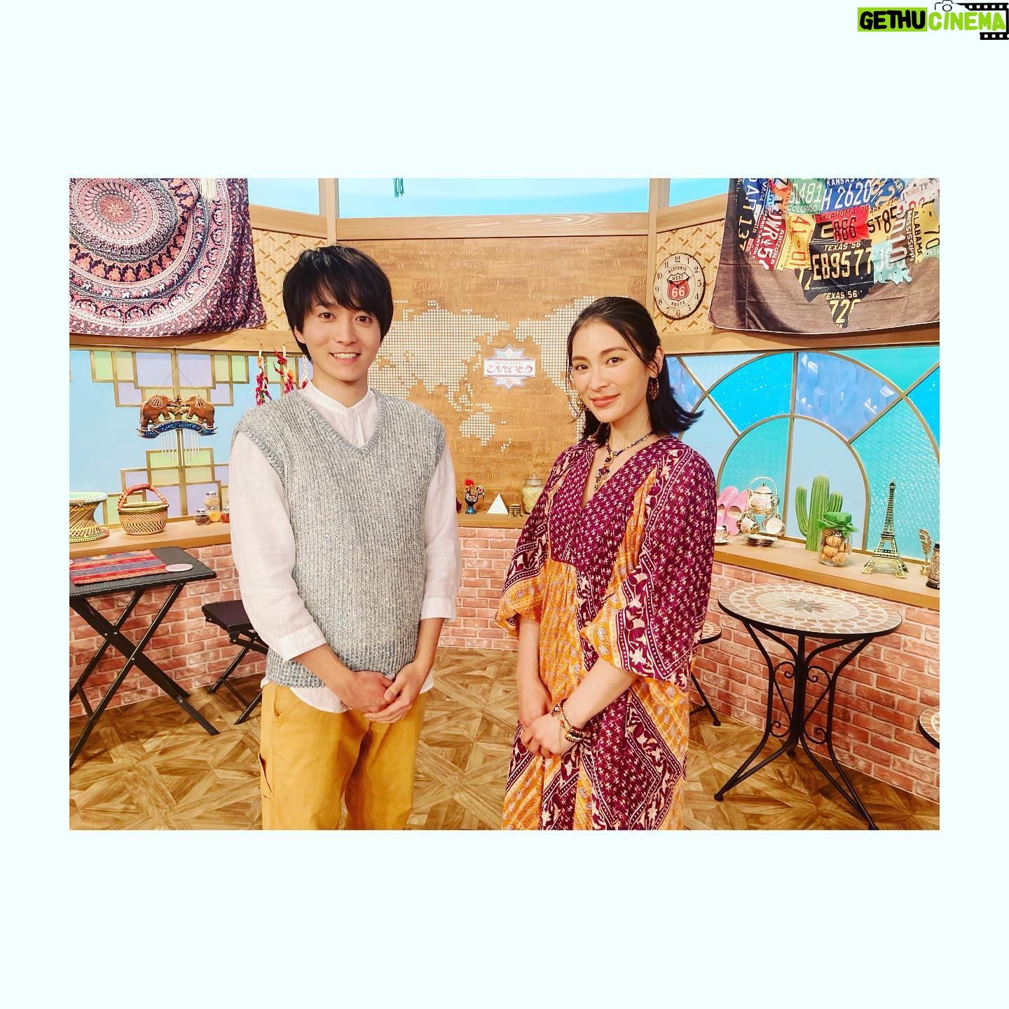 Sayaka Akimoto Instagram - 皆さん、ごきげんよう🙋♀️ 『NHK高校講座・歴史総合』がNHK Eテレにて、4月4日から隔週水曜日午前10:00〜放送になります。 私が多国籍レストランのオーナーに扮し、お店の常連、牧田習君と共にお届け致します。 まさか、歴史に疎かった私が今年は歴史づいている! 歴史の点と点が線になって繋がっていく、不思議で面白い感覚を、皆さんと沢山共有出来たらと思っています。 私達と一緒に1年間、楽しく学んでいきましょうね📖✨