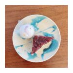 Sayaka Akimoto Instagram - 今日は七夕ですね。 記念日には疎い私ですが、昔からなんとなーく唯一好きな七夕🎋。 七夕が近くなると何故か七夕の日の天気を気にしてしまいます。 今夜は織姫と彦星は会えそうですね。 暑そうだけど。 今日はトレーニング後にデパ地下に寄ってみました。 天の川というお饅頭が売っていたので購入。 ここ最近の夏は猛暑が当たり前で、小学生の頃、「明日は30℃超えるってよ！」って珍しそうに話してたのを思い出します。 まだまだ混沌としている世の中で、漠然とした不安に襲われる事もありますが、皆様が少しでも気持ち穏やかに、笑顔でいられる時間を多く過ごせますように。 今年の七夕のお願いです。 これから更に暑くなりそうですが、熱中症には気をつけてお過ごしくださいね。 無理せず、無理せず！ それにしても、暑過ぎる…！