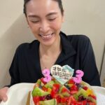 Sayaka Akimoto Instagram - ちょっと遅くなりましたが、ミュージカル「日本の歴史」　無事大千穐楽を迎える事が出来ました。 キャスト、バンド、スタッフ、そしてお客様、私に関わって下さった沢山の方々、本当に有難う御座いました。 熱が冷めない内に感謝の言葉をまとめようとしたのですが、なんだか、言葉にするのも勿体ないような気がして、私の身体の中に閉じ込めちゃってました。 舞台が無事終わった達成感と疲労感をゆっくりゆっくり噛み締めています。 今回私にとって初めての再演物。 久々の舞台、コロナ禍で変わっていったニューノーマルなお稽古に戸惑い、稽古場でも苦労しました笑 久々の舞台は、とっても楽しくてヒリヒリして、毎日命を燃やしている感覚がありました。とっても大変だったけどとっても楽しかったなぁ。 このタイミングで日本の歴史を皆様にお届けできた事を運命だと思っていますし、とても誇りに思っています。 出演者、スタッフの皆様が本当にリスペクト出来る素晴らしい方々ばかりで毎日幸せでした。 初演に引き続き、同い年のエマちゃんとはプライベートもお芝居の事も沢山お話ししました。本当にリスペクトしてる同い年。色々な角度からアドバイスをくれるんです。 @emmamiyazawa 今回は瀬戸君も同じ歳でなんだか、嬉しかったなぁ。 それぞれがそれぞれの持ち場で輝いている姿が眩しくて、とても励まされました！ @kojiseto0518 この作品も、この作品を通して出会えた方々も、私にとって本当に大切な宝物になりました。 皆様、本当に有難う御座いました。 また明日から次の作品に向けて、気持ちを新たに頑張ります。