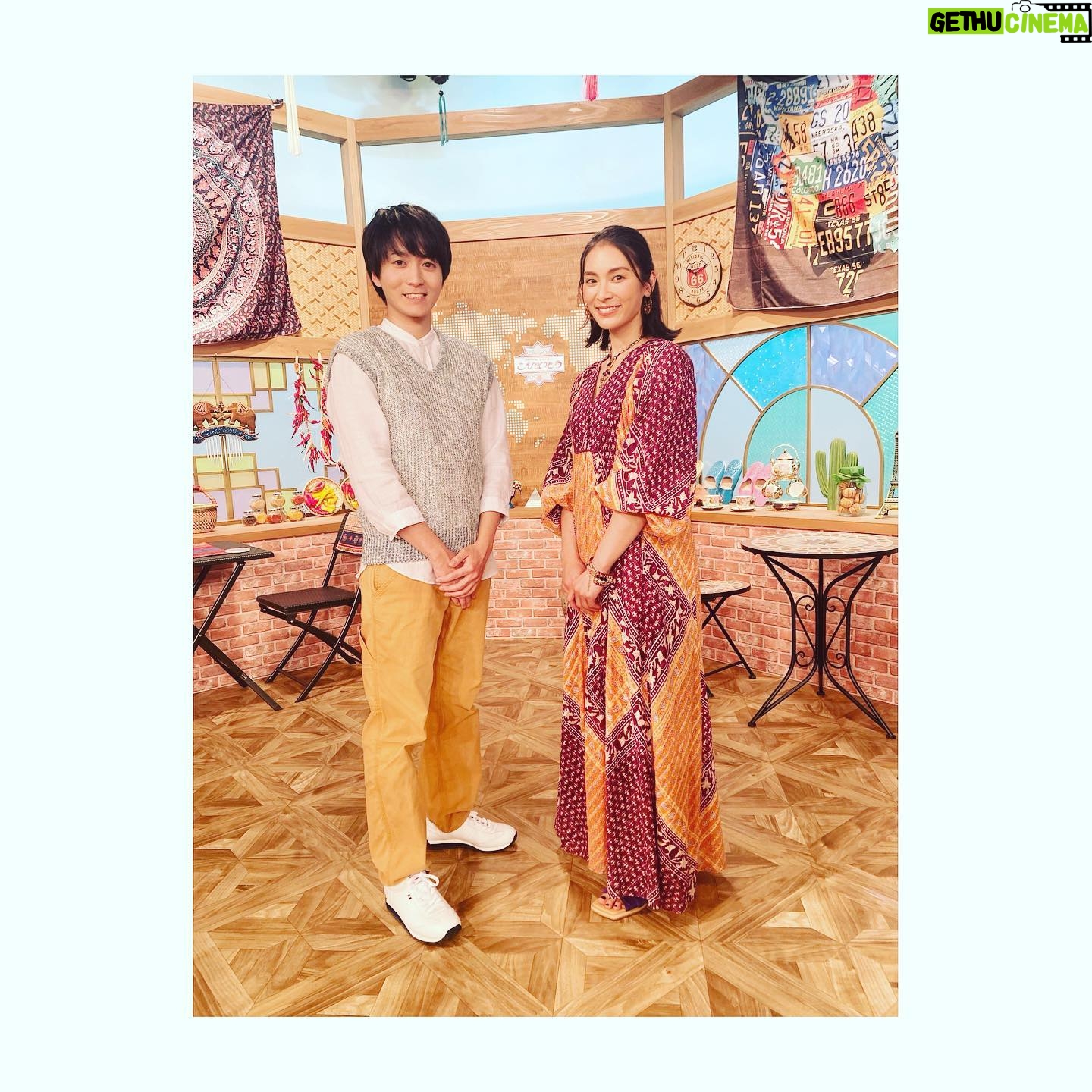 Sayaka Akimoto Instagram - 皆さん、ごきげんよう🙋♀️ 『NHK高校講座・歴史総合』がNHK Eテレにて、4月4日から隔週水曜日午前10:00〜放送になります。 私が多国籍レストランのオーナーに扮し、お店の常連、牧田習君と共にお届け致します。 まさか、歴史に疎かった私が今年は歴史づいている! 歴史の点と点が線になって繋がっていく、不思議で面白い感覚を、皆さんと沢山共有出来たらと思っています。 私達と一緒に1年間、楽しく学んでいきましょうね📖✨