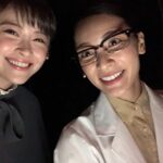 Sayaka Akimoto Instagram - ちょっと遅くなりましたが、ミュージカル「日本の歴史」　無事大千穐楽を迎える事が出来ました。 キャスト、バンド、スタッフ、そしてお客様、私に関わって下さった沢山の方々、本当に有難う御座いました。 熱が冷めない内に感謝の言葉をまとめようとしたのですが、なんだか、言葉にするのも勿体ないような気がして、私の身体の中に閉じ込めちゃってました。 舞台が無事終わった達成感と疲労感をゆっくりゆっくり噛み締めています。 今回私にとって初めての再演物。 久々の舞台、コロナ禍で変わっていったニューノーマルなお稽古に戸惑い、稽古場でも苦労しました笑 久々の舞台は、とっても楽しくてヒリヒリして、毎日命を燃やしている感覚がありました。とっても大変だったけどとっても楽しかったなぁ。 このタイミングで日本の歴史を皆様にお届けできた事を運命だと思っていますし、とても誇りに思っています。 出演者、スタッフの皆様が本当にリスペクト出来る素晴らしい方々ばかりで毎日幸せでした。 初演に引き続き、同い年のエマちゃんとはプライベートもお芝居の事も沢山お話ししました。本当にリスペクトしてる同い年。色々な角度からアドバイスをくれるんです。 @emmamiyazawa 今回は瀬戸君も同じ歳でなんだか、嬉しかったなぁ。 それぞれがそれぞれの持ち場で輝いている姿が眩しくて、とても励まされました！ @kojiseto0518 この作品も、この作品を通して出会えた方々も、私にとって本当に大切な宝物になりました。 皆様、本当に有難う御座いました。 また明日から次の作品に向けて、気持ちを新たに頑張ります。