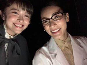 Sayaka Akimoto Instagram - ちょっと遅くなりましたが、ミュージカル「日本の歴史」　無事大千穐楽を迎える事が出来ました。
キャスト、バンド、スタッフ、そしてお客様、私に関わって下さった沢山の方々、本当に有難う御座いました。
熱が冷めない内に感謝の言葉をまとめようとしたのですが、なんだか、言葉にするのも勿体ないような気がして、私の身体の中に閉じ込めちゃってました。
舞台が無事終わった達成感と疲労感をゆっくりゆっくり噛み締めています。
今回私にとって初めての再演物。
久々の舞台、コロナ禍で変わっていったニューノーマルなお稽古に戸惑い、稽古場でも苦労しました笑
久々の舞台は、とっても楽しくてヒリヒリして、毎日命を燃やしている感覚がありました。とっても大変だったけどとっても楽しかったなぁ。

このタイミングで日本の歴史を皆様にお届けできた事を運命だと思っていますし、とても誇りに思っています。

出演者、スタッフの皆様が本当にリスペクト出来る素晴らしい方々ばかりで毎日幸せでした。

初演に引き続き、同い年のエマちゃんとはプライベートもお芝居の事も沢山お話ししました。本当にリスペクトしてる同い年。色々な角度からアドバイスをくれるんです。
@emmamiyazawa 
今回は瀬戸君も同じ歳でなんだか、嬉しかったなぁ。
それぞれがそれぞれの持ち場で輝いている姿が眩しくて、とても励まされました！
@kojiseto0518 
この作品も、この作品を通して出会えた方々も、私にとって本当に大切な宝物になりました。

皆様、本当に有難う御座いました。

また明日から次の作品に向けて、気持ちを新たに頑張ります。