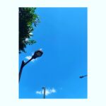 Sayaka Akimoto Instagram - 舞台「ようこそ、ミナト先生」無事初日の幕が開き、本日休演日です。 初日は舞台ポスターのイメージの様な、快晴でした。 「日本の歴史」でもお世話になった新国立劇場。 大好きな劇場です。 前回の舞台の時に、またここの舞台に立てますように、と思っていたのがこんなに早く叶うなんて。 同じ劇場でも作品が変わると、見える景色が変わって見えてとても新鮮です。 ここ数年は、夏は何故か忙しくさせて貰っていて、夏らしい事が出来ず、あっという間に夏が通り過ぎていく感覚でした。 今回の舞台は夏が舞台なので、素晴らしいセットと照明、音響効果で一足早い夏を感じられています。 （でも、いつかバーベキューやりたいし、海や川にも行きたい。） 相葉さんを筆頭にわいわい和やかなカンパニーで毎公演、大切に物語をお届けできたらと思います。 宜しくお願い致します☺️ #ようこそミナト先生
