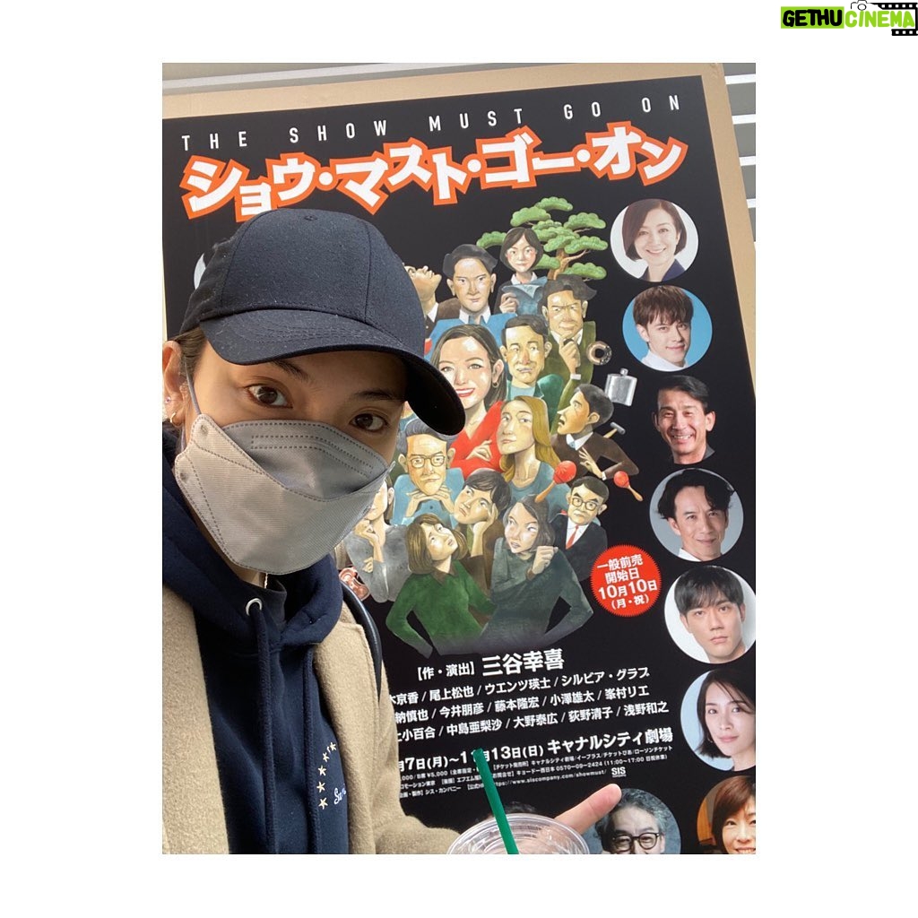 Sayaka Akimoto Instagram - ちょっぴり遅くなりましたが、舞台「ショウ・マスト・ゴー・オン」福岡初日を迎えました。ショウマストゴーオンを地でいくスタイルでお届けしております。小林隆さんの回復を祈りつつ、代役三谷さんと福岡公演駆け抜けたいと思います。 これぞ、お芝居!役者一人変わるとガラッと変わる。 新次元でお芝居してる感じです🌝 緊張感を保ちつつ、皆様と楽しい時間を共有できたらと思います! 今日は初の二回公演。 どんな感じになるか、恐ろし楽しみです笑 あ、昨日の皆既月食なんだかロマンチックで胸がドキドキしちゃいました。 公演後に、ギリギリ見れましたよー。 皆で空を見上げて、なんだか幸せでした。
