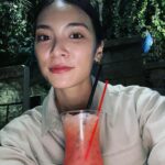 Sayaka Akimoto Instagram - 今日は母と、高校時代にバイトさせて貰ってたイクスピアリのレインフォレストカフェへ。 いつもワクワク出来る場所。 バイトしてた時の社員さんも沢山居らっしゃってご挨拶できた。 また「こんにちは、ようこそ〜！」って言いたい。 子供も大人も楽しい場所。 次はボルケーノデザートを食べちゃうんだから！ 意図せず、今日の私服がレインのユニフォームみたいになって馴染んでしまった私。