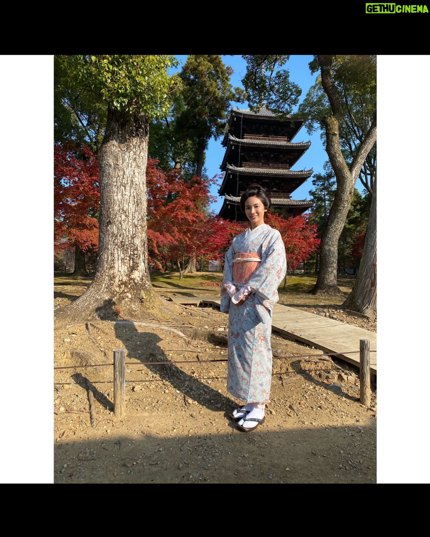 Sayaka Akimoto Instagram - ちょっとタイミングがずれてしまいましたが、雲霧仁左衛門5最終回放送が終わりましたね。 皆様、観て頂けましたでしょうか? 私にとって初京都、初松竹。 沢山の想い出と学びがあった大切な作品となりました。 先輩方の愛と、職人の方々の仕事ぶりに毎日感激する日々。 大好きな京都が更に大好きになりました。 大奥総取締役滝山様を演じたともさかさんとのお芝居は毎シーン、胸が苦しくなり戸惑いや揺れを感じながらお芝居をしていました。 今後、滝山様と紗江はどう暮らしていくんでしょうか? どうか穏やかに過ごしていて欲しいな、と願っています。 最後の2人の笑顔になんだか私も救われた気がしました。 来シーズンもある事を祈って。 改めて皆様に愛され続ける作品に参加出来たこと光栄に思っております! また、時代劇、やりたいなぁ☺️