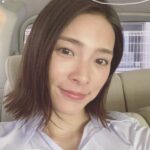 Sayaka Akimoto Instagram - あら。もうこんな時間。 仕事以外あまり外に出てないから写真が無くてごめんなさい。 ただ今新しい作品の撮影中。 今回の作品では外ハネ秋元です。 衣装合わせの際に縛っていた髪を解いたら、髪ゴムの跡がいい感じの外ハネだったらしく、そのまま採用されました笑 色々自由にやらせて頂ける環境で有り難く思っています。 情報解禁をお待ち下され〜🙆‍♀️ 暖かくなってきたけど、もう少しの辛抱だ！ 早く安心して皆さんに会える日を楽しみにしてます🌸 久々にインスタライブでもやろうかな〜。