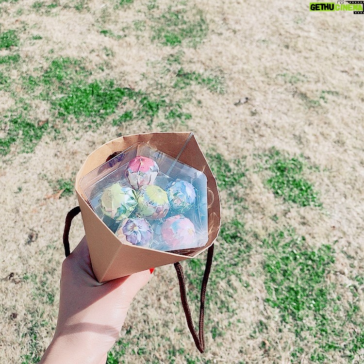 Sayaka Akimoto Instagram - チョコの花束💐🍫。 これをチョイスしたスタッフさんセンス良すぎ。 短い撮影でしたが、嬉しい再会がありました。 ありがとうございましたー♪