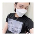 Sayaka Akimoto Instagram - こんにちは。 今日も舞台『ようこそ、ミナト先生』のお稽古です。 脚本の金子ありささんが描いた世界が、演出の宮田慶子さんによって少しずつ立体的になっていく様子に、喜びと興奮を感じています。 そして同じ位、私には何が出来るか、と沢山考えています笑 個性的で魅力的なキャストの方々のお芝居や素晴らしい製作陣の仕事ぶり、そして何よりミナト先生役の相葉雅紀さんの初めて見る表情やお芝居に心揺さぶられる毎日です。 皆さんと同じ時間を共有できる日をとっても楽しみにしております。 それまで頑張るぞー！ そして、稽古中は写真が無い！😂 年々自撮りが恥ずかしくなりますね。 これってなんなんでしょうね笑 とりあえず、毎日好きなTシャツを着て、テンション上げてお稽古してます☺️