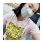 Sayaka Akimoto Instagram - こんにちは。 今日も舞台『ようこそ、ミナト先生』のお稽古です。 脚本の金子ありささんが描いた世界が、演出の宮田慶子さんによって少しずつ立体的になっていく様子に、喜びと興奮を感じています。 そして同じ位、私には何が出来るか、と沢山考えています笑 個性的で魅力的なキャストの方々のお芝居や素晴らしい製作陣の仕事ぶり、そして何よりミナト先生役の相葉雅紀さんの初めて見る表情やお芝居に心揺さぶられる毎日です。 皆さんと同じ時間を共有できる日をとっても楽しみにしております。 それまで頑張るぞー！ そして、稽古中は写真が無い！😂 年々自撮りが恥ずかしくなりますね。 これってなんなんでしょうね笑 とりあえず、毎日好きなTシャツを着て、テンション上げてお稽古してます☺️