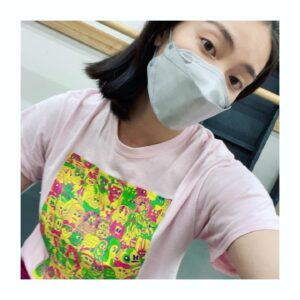 Sayaka Akimoto Instagram - こんにちは。
今日も舞台『ようこそ、ミナト先生』のお稽古です。
脚本の金子ありささんが描いた世界が、演出の宮田慶子さんによって少しずつ立体的になっていく様子に、喜びと興奮を感じています。
そして同じ位、私には何が出来るか、と沢山考えています笑

個性的で魅力的なキャストの方々のお芝居や素晴らしい製作陣の仕事ぶり、そして何よりミナト先生役の相葉雅紀さんの初めて見る表情やお芝居に心揺さぶられる毎日です。

皆さんと同じ時間を共有できる日をとっても楽しみにしております。
それまで頑張るぞー！

そして、稽古中は写真が無い！😂
年々自撮りが恥ずかしくなりますね。
これってなんなんでしょうね笑

とりあえず、毎日好きなTシャツを着て、テンション上げてお稽古してます☺️