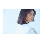 Sayaka Akimoto Instagram – 今日は大晦日ですね。
今朝は雨が降っていました。
今年のあれやこれやをさっぱり洗い流してくれたらいいな、なんて思ってます。
国内外では様々な事が起こっていますが、1人でも多くの方が安心して穏やかに過ごせますように。
何も出来ない自分が嫌になる日もありますが、日々自問自答しながら、平和を祈りたいと思います。
来年は、自分のペースを新たに再構築しながら、色々挑戦出来たら。
今日は合間を見つけて、来年の目標ややりたい事をノートにまとめます。
今年も本当にありがとうございました。
どうか、あなたが笑顔でいられますように。
2024年の私達でまた会いましょう。