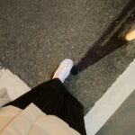 Sayaka Akimoto Instagram – 『いつもより小股で歩いてはいるが、私にとっては大きな一歩である。』
20代の頃に仕立てた紬でドキドキしながら人生初、セルフ着付けで外出。
単なるお買い物でもいつもと違う日常に。
羽織と和装用鞄を目下探し中。
まだ羽織や道中着を持っていないので、ナノユニバースのダウンポンチョで代用です。
いつもお願いしているクリーニング店のお姉さんに褒められた。
うれぴぃ。
いつか着物着て居酒屋で泥酔したりもするイカしたツヨツヨ女になりたいので、その為にもきちんと着付け出来るようになります。
不純な動機も思考転換で前向きに活用です。