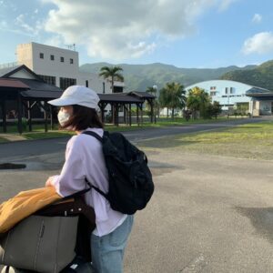 Sayaka Akimoto Instagram - テレビ東京「THE無人島～未知の離島で○○見つけました！～」
無人島に行ってみた 未知の島で衝撃発見!!でのオフショットです。
第一弾の小笠原諸島から第二弾は奄美大島の枝手久島に行かせて頂きました。
今回は専門家の服部正策さん、
探検家のニ名一気さん、ドローン芸人の谷 1。さん、初めましてのスタッフさんもいらっしゃいましたが、前回ご一緒したスタッフさん方と共に厳しくも楽しいロケに参加させて頂きました☺️
写ってない方も居ますが、集合写真です🌈
カメラマン小松さんは、NHKランスマでもお世話になっていたカメラマンさん。
心細くなった時にさりげなく励まして下さったり、ランスマのカメラマンさん、スタッフさんには沢山救われたなぁ。
また違う現場でお会い出来て本当に嬉しいんです。

今回まさかの女性1人笑

ハードなロケでしたが、同行スタッフさんのタフさ、熱意には驚きっぱなしでした。
ニ名さんがガンガン山を切り拓いて下さって本当に助かりました。
谷 1。さんは重いドローンを持ってひたすら山を登り、美しい風景を沢山撮って下さいました。
ロケ中、一番色々なモノを発見しようと目を凝らしてくれていたのは実は谷 1。さんだったりします☺️
放送にのるVTRはギュッとロケが凝縮されたモノ達ですが、色々な経験や発見が沢山あって毎回自然の雄大さ、優しさ、厳しさ、色々学んで東京に帰ってきます。

服部さんのような専門家の方とお話しするのもとても楽しいです。

服部さんにはお土産にと、ハブの歯を戴きました😂

なかなか気分転換するのも難しいご時世ですが、少しでも旅行した気分になって下さったら嬉しいです。

最後の４枚は、自然のたくましさを感じた瞬間です。
どんな時も希望を持ってたくましく生きていきたいものですね🍀