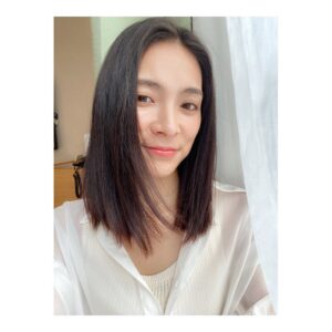 Sayaka Akimoto Instagram - 皆さーん、お元気ですか？
毎日、暑かったり、寒くなったり…。
湿気も凄くて、なかなか気持ちも身体も優れなかったりするかもしれません。
私は、有難いことに色々チャレンジングな8月でした！
目まぐるしく過ごしていたら、あっという間に9月目前😭
気力はあっても、身体が悲鳴を上げてきた笑
心も身体も柔軟に伸びやかに、意識して緩めなきゃですね。
今日は、お仕事前にお世話になっている鍼灸院に行ってきました。
院長先生とのお話は、タメになる事が沢山で、毎回話しすぎてしまいます✨

クランクアップした作品では、また新鮮な秋元を観て頂けそうな気がしてます🌞

皆さんに、少しでもゆっくりできる時間がありますように。
一緒に残暑を乗り越えましょうね✨