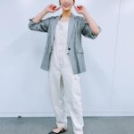 Sayaka Akimoto Instagram - 3/18 マイナビBe a booster!衣装は ジャケット、サロペット、カットソー tela9official ピアス abiste 靴 boss です。 ゆったりゆるーいけどちゃんとはしてる。 大人のいい塩梅スタイルってなかなかバランス難しいですよね😢 流石のスタイリング！ ヘアメイクも何も言わずとも洋服に合わせて作ってくれちゃいます👸 加藤さん、中畑さんいつもありがとうー☺️