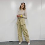 Sayaka Akimoto Instagram - マイナビBe a booster! 衣装です😊 ニット、パンツ nagonstans ピアス grossejapan 衣装も明るい色が増えて来ました🌸