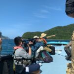 Sayaka Akimoto Instagram - テレビ東京「THE無人島～未知の離島で○○見つけました！～」 無人島に行ってみた 未知の島で衝撃発見!!でのオフショットです。 第一弾の小笠原諸島から第二弾は奄美大島の枝手久島に行かせて頂きました。 今回は専門家の服部正策さん、 探検家のニ名一気さん、ドローン芸人の谷 1。さん、初めましてのスタッフさんもいらっしゃいましたが、前回ご一緒したスタッフさん方と共に厳しくも楽しいロケに参加させて頂きました☺️ 写ってない方も居ますが、集合写真です🌈 カメラマン小松さんは、NHKランスマでもお世話になっていたカメラマンさん。 心細くなった時にさりげなく励まして下さったり、ランスマのカメラマンさん、スタッフさんには沢山救われたなぁ。 また違う現場でお会い出来て本当に嬉しいんです。 今回まさかの女性1人笑 ハードなロケでしたが、同行スタッフさんのタフさ、熱意には驚きっぱなしでした。 ニ名さんがガンガン山を切り拓いて下さって本当に助かりました。 谷 1。さんは重いドローンを持ってひたすら山を登り、美しい風景を沢山撮って下さいました。 ロケ中、一番色々なモノを発見しようと目を凝らしてくれていたのは実は谷 1。さんだったりします☺️ 放送にのるVTRはギュッとロケが凝縮されたモノ達ですが、色々な経験や発見が沢山あって毎回自然の雄大さ、優しさ、厳しさ、色々学んで東京に帰ってきます。 服部さんのような専門家の方とお話しするのもとても楽しいです。 服部さんにはお土産にと、ハブの歯を戴きました😂 なかなか気分転換するのも難しいご時世ですが、少しでも旅行した気分になって下さったら嬉しいです。 最後の４枚は、自然のたくましさを感じた瞬間です。 どんな時も希望を持ってたくましく生きていきたいものですね🍀