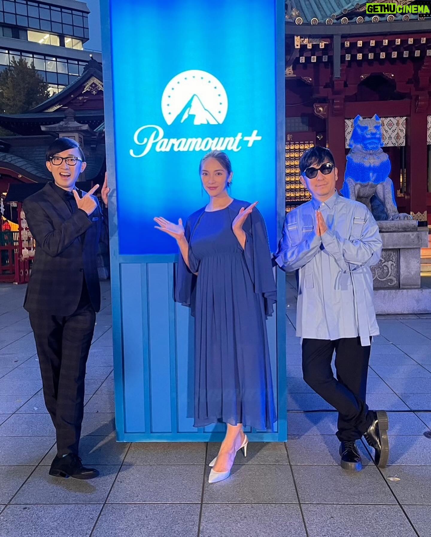 Sayaka Akimoto Instagram - 昨日はParamount ローンチイベントにお招き頂きました。 神田明神での開催。 神田明神は、新成人になった年に参拝させて頂いた思い出深い場所です。とっても素敵なブルーに染まったかっこいいイベントでした。 観たいコンテンツが沢山あって在宅が多くなる私にとってご褒美のよう。配信サービス万歳です😭 今のイチオシはタルサ・キング。 物語は勿論、スタローンが渋くてセクシーで毎日のご褒美に一話ずつ観進めてます笑 これからの配信も楽しみです! #パラプラはじまる #パラマウントプラス #パラプラ