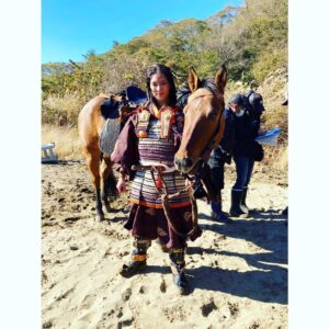 Sayaka Akimoto Instagram - 信州の皆様、本日は朝からありがとうございました。
長野放送局さんの新番組、「どどどど！」にて、巴御前のお話しや、信州での思い出についてお話し致しました。
実は、幼少期に親族が上松に住んでおり、よく来ていたんです。
両親が木曾義仲や巴御前ゆかりの場所に連れて行ってくれて、子供ながらに巴御前に憧れていました。
祖母も母も国は違えど「女だって強くなければいけない、いつだって自分の力で生きていける女になりなさい。」と子供の頃から言われ続けていました。
秋元家は祖父も父もフーテンの寅さんみたいな人で、女が常に仕切っていて、とにかく強かったので（笑）自然と巴御前に憧れていったのだと思います。
祖母も母もアクションが大好き。
強い女性が大好きでした。

そんな女性を精一杯演じられること、とても光栄に思っています。
木曾義仲役の青木崇高さん、今井兼平役の町田悠宇さんの胸を借りて闘い抜けた事を幸せに思います。
今週日曜は木曽勢が上洛となります！
是非勇姿を見届けて頂きたいです。

巴御前を演じながら、見えた世界や感じた感情をいつかゆっくりお話し出来たら嬉しいです。

#鎌倉殿の13人 
#どどどど
#信州