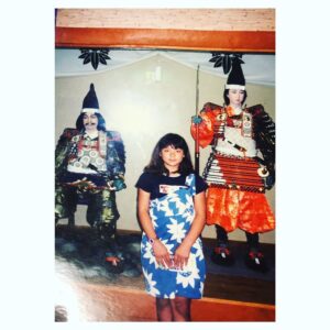 Sayaka Akimoto Instagram - 信州の皆様、本日は朝からありがとうございました。
長野放送局さんの新番組、「どどどど！」にて、巴御前のお話しや、信州での思い出についてお話し致しました。
実は、幼少期に親族が上松に住んでおり、よく来ていたんです。
両親が木曾義仲や巴御前ゆかりの場所に連れて行ってくれて、子供ながらに巴御前に憧れていました。
祖母も母も国は違えど「女だって強くなければいけない、いつだって自分の力で生きていける女になりなさい。」と子供の頃から言われ続けていました。
秋元家は祖父も父もフーテンの寅さんみたいな人で、女が常に仕切っていて、とにかく強かったので（笑）自然と巴御前に憧れていったのだと思います。
祖母も母もアクションが大好き。
強い女性が大好きでした。

そんな女性を精一杯演じられること、とても光栄に思っています。
木曾義仲役の青木崇高さん、今井兼平役の町田悠宇さんの胸を借りて闘い抜けた事を幸せに思います。
今週日曜は木曽勢が上洛となります！
是非勇姿を見届けて頂きたいです。

巴御前を演じながら、見えた世界や感じた感情をいつかゆっくりお話し出来たら嬉しいです。

#鎌倉殿の13人 
#どどどど
#信州