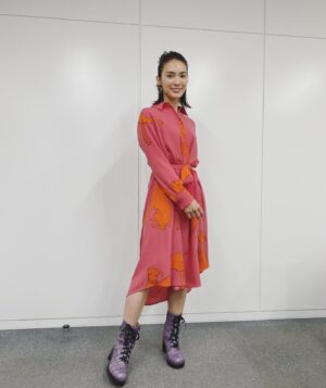 Sayaka Akimoto Instagram - 1/21 マイナビBe a booster!
衣装は
ピアス
banana republic 
ワンピース
paulsmithjapan
ブーツ
annasui

さりげなくワンピースが🐕☺️✨
ありがとうございました。