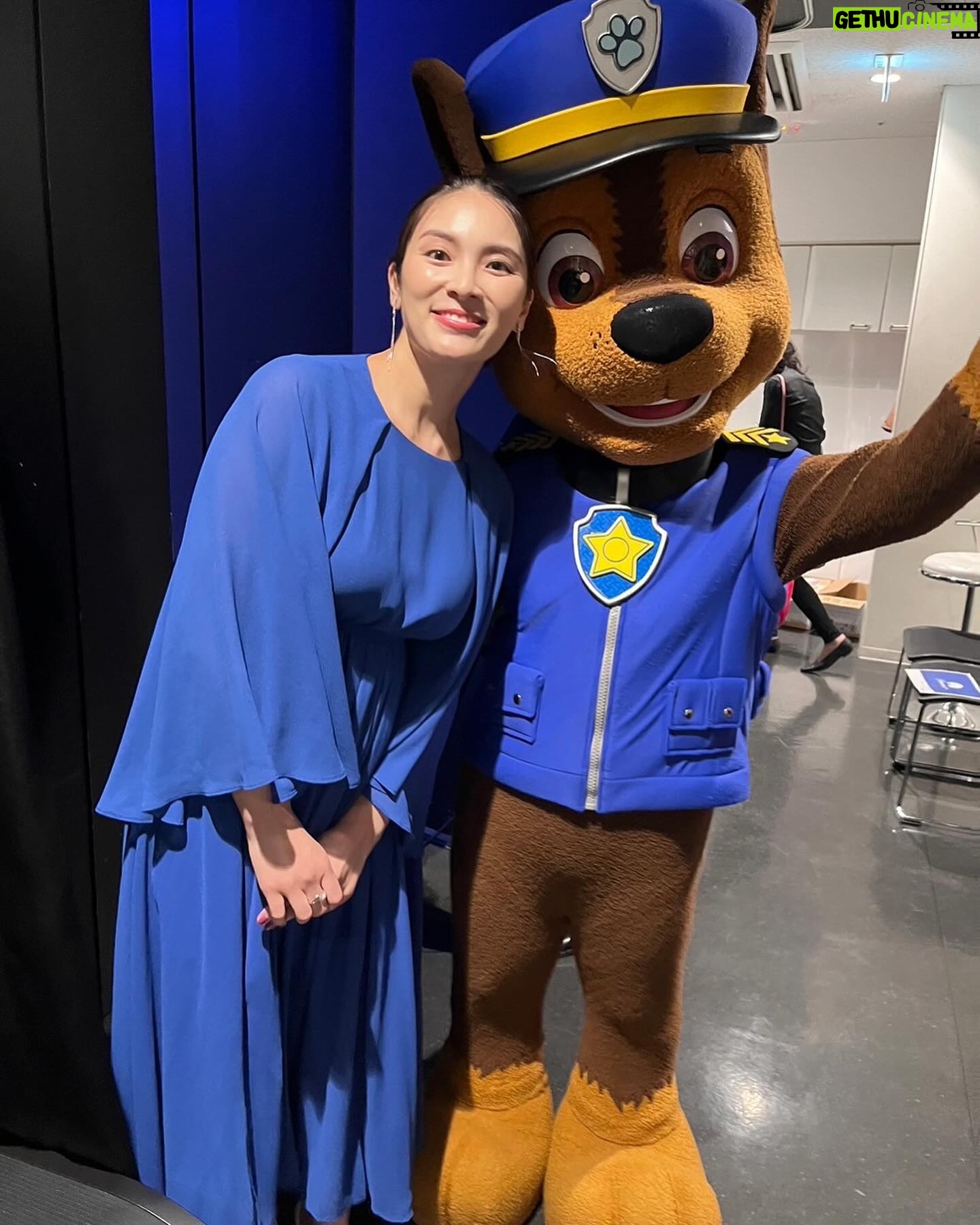 Sayaka Akimoto Instagram - 昨日はParamount ローンチイベントにお招き頂きました。 神田明神での開催。 神田明神は、新成人になった年に参拝させて頂いた思い出深い場所です。とっても素敵なブルーに染まったかっこいいイベントでした。 観たいコンテンツが沢山あって在宅が多くなる私にとってご褒美のよう。配信サービス万歳です😭 今のイチオシはタルサ・キング。 物語は勿論、スタローンが渋くてセクシーで毎日のご褒美に一話ずつ観進めてます笑 これからの配信も楽しみです! #パラプラはじまる #パラマウントプラス #パラプラ