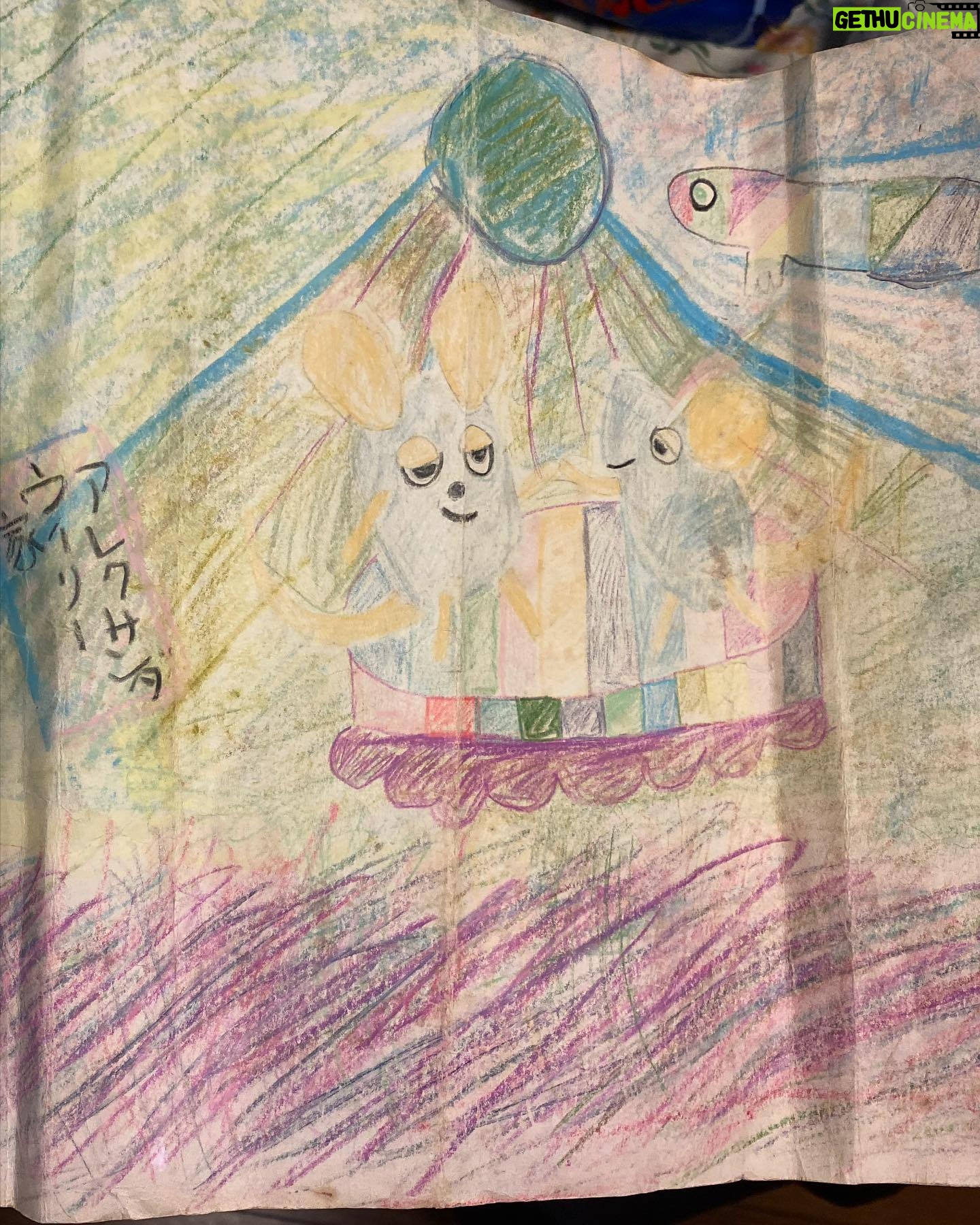 Sayaka Akimoto Instagram - 先日、幼少期の私が書いた絵を見つけた。 裏には秋元才か、から始まるその絵本の一部分が書いてある。 大分年季が入ってるけど、いつ頃の私だろう。 なんだかタイムカプセルを掘り起こした気分。 子供の頃は、ほぼ毎日六実図書館にいた。 沢山の本を読んでいた。 絵を描くのも好きだった。 この頃はあまり描かなくなってしまった。 毎日人間らしい生活を送る事で一苦労である。 絵を描く余裕さえなくなってしまったみたいだ。 昔の私に、ちゃんと本も読まなきゃダメだよっと言われている気分になった。 今夜からはケータイは寝室には持っていかないよ。 またこの絵本、読んでみたいな。 今の私が何を思うだろう。