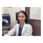 Sayaka Akimoto Instagram – 3月26日は『花咲万太郎の事件カルテ』の放送日でした。
皆様、観ていただけましたか?
ミステリーなのに、沢山の動物に癒される、なんだかとっても不思議な感覚になるドラマでしたね。
チロルチョコも食べたくなる…。万太郎先生にはマストアイテム!🍫
魅力的なキャストの皆様と、楽しいドラマに参加出来て嬉しかったです。短い日数の撮影でしたが、監督もスタッフさんも優しく迎えて下さり、とっても嬉しかったなぁ。
またお会い出来る日が来る事を願って🙏✨
3枚目はハヤブサのゼロ君。
目がつぶらでとっても綺麗だった。
動物達に囲まれて、のびのびとお芝居させて頂きました🥰
#花咲万太郎 の事件カルテ