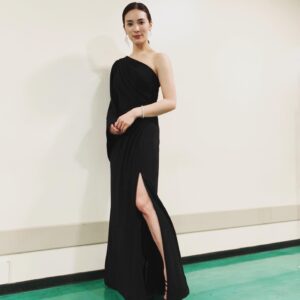 Sayaka Akimoto Instagram - ちょっと日が経ってしまいましたが、改めてNHKニューイヤーオペラに携わって下さった皆様、ご覧になられた皆様、ありがとうございました🙇‍♀️
オペラに関しては今までなかなか接点が無かったのですが、今回のニューイヤーオペラを通して、身近に感じたり、好きな音楽の幅が広がり、大変嬉しく思っております。
コンサートが終わってからは、トゥーランドットから誰も寝てはならぬ、カルメンのハバネラ、蝶々夫人からある晴れた日に、などを聴いています。
私には縁遠いと思っていたオペラ。
聴いてみると、私達の生活の中にもオペラの素敵な音楽が沢山散りばめられている事に気が付きました。
貴重な機会を頂き、光栄に思っております。
また、久々のライブという事で、役回りは違えど舞台に上がれる喜び、感動、感謝を沢山感じる事が出来ました。
拍手を受ける音楽家、歌手、スタッフの皆様の表情がとてもキラキラしていて素敵でした。やはり生の空間で同じ空気感を共有出来るというのはとても尊くて幸せな事ですね。
改めて実感しました。
大変な状況の中、ホールにてご覧になられた皆様、本当にありがとうございました。
私も私なりに自分に出来る事を真摯に続けていきたいと思います。
そして、私の活動が皆様の明日の希望に繋がるのだとしたら、これ程光栄な事はありません。
まだまだ厳しい一年になると思いますが、音楽やエンタメの力を信じ、私自身もこれらの力に支えられながらも2021年を前進していきたいと思います。
改めて今年も支え合っていきましょうね☺️

素敵な衣装は✨

ドレス
tadashishoji_japan
ピアス
apmmonaco
ブレスレット
abiste_official

#nhk
#ニューイヤーオペラコンサート