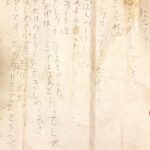 Sayaka Akimoto Instagram – 先日、幼少期の私が書いた絵を見つけた。
裏には秋元才か、から始まるその絵本の一部分が書いてある。
大分年季が入ってるけど、いつ頃の私だろう。
なんだかタイムカプセルを掘り起こした気分。
子供の頃は、ほぼ毎日六実図書館にいた。
沢山の本を読んでいた。
絵を描くのも好きだった。
この頃はあまり描かなくなってしまった。
毎日人間らしい生活を送る事で一苦労である。
絵を描く余裕さえなくなってしまったみたいだ。
昔の私に、ちゃんと本も読まなきゃダメだよっと言われている気分になった。
今夜からはケータイは寝室には持っていかないよ。
またこの絵本、読んでみたいな。
今の私が何を思うだろう。