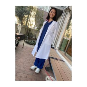 Sayaka Akimoto Instagram - 3月26日は『花咲万太郎の事件カルテ』の放送日でした。
皆様、観ていただけましたか？
ミステリーなのに、沢山の動物に癒される、なんだかとっても不思議な感覚になるドラマでしたね。
チロルチョコも食べたくなる…。万太郎先生にはマストアイテム！🍫
魅力的なキャストの皆様と、楽しいドラマに参加出来て嬉しかったです。短い日数の撮影でしたが、監督もスタッフさんも優しく迎えて下さり、とっても嬉しかったなぁ。

またお会い出来る日が来る事を願って🙏✨

３枚目はハヤブサのゼロ君。
目がつぶらでとっても綺麗だった。
動物達に囲まれて、のびのびとお芝居させて頂きました🥰

#花咲万太郎　の事件カルテ