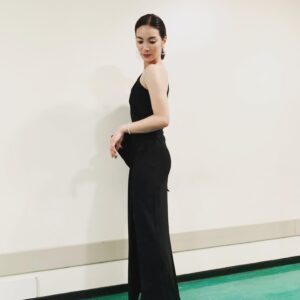 Sayaka Akimoto Instagram - ちょっと日が経ってしまいましたが、改めてNHKニューイヤーオペラに携わって下さった皆様、ご覧になられた皆様、ありがとうございました🙇‍♀️
オペラに関しては今までなかなか接点が無かったのですが、今回のニューイヤーオペラを通して、身近に感じたり、好きな音楽の幅が広がり、大変嬉しく思っております。
コンサートが終わってからは、トゥーランドットから誰も寝てはならぬ、カルメンのハバネラ、蝶々夫人からある晴れた日に、などを聴いています。
私には縁遠いと思っていたオペラ。
聴いてみると、私達の生活の中にもオペラの素敵な音楽が沢山散りばめられている事に気が付きました。
貴重な機会を頂き、光栄に思っております。
また、久々のライブという事で、役回りは違えど舞台に上がれる喜び、感動、感謝を沢山感じる事が出来ました。
拍手を受ける音楽家、歌手、スタッフの皆様の表情がとてもキラキラしていて素敵でした。やはり生の空間で同じ空気感を共有出来るというのはとても尊くて幸せな事ですね。
改めて実感しました。
大変な状況の中、ホールにてご覧になられた皆様、本当にありがとうございました。
私も私なりに自分に出来る事を真摯に続けていきたいと思います。
そして、私の活動が皆様の明日の希望に繋がるのだとしたら、これ程光栄な事はありません。
まだまだ厳しい一年になると思いますが、音楽やエンタメの力を信じ、私自身もこれらの力に支えられながらも2021年を前進していきたいと思います。
改めて今年も支え合っていきましょうね☺️

素敵な衣装は✨

ドレス
tadashishoji_japan
ピアス
apmmonaco
ブレスレット
abiste_official

#nhk
#ニューイヤーオペラコンサート