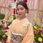 Sayaka Akimoto Instagram – 明けましておめでとう御座います。
2022年、仕事始めは私の大好きな歌舞伎の生中継でした。
コロナ禍で歌舞伎鑑賞から少し遠ざかっておりましたが、改めて大好きだと実感致しました。
静と動、緩急。指の先からつま先まで、息をするのも忘れて、見入ってしまいます。
日々見えないところでの鍛錬や努力の賜物。
私も頑張らねば!と身が引き締まるのです。
両親も生中継を観ていてくれたようで、「これは凄い、これは凄い事だ!でも何故才加がこの番組に選ばれたのか分からない!」って言ってました笑
とても贅沢な時間を過ごさせて頂きました。
この番組のお声がけを頂いてから、是非お着物で出演したいとマネージャーさんに相談。
今年はお仕事でもプライベートでもお着物を着る機会が増えますように。
今回のお着物の詳細をスタイリストさんに伺いました。
お着物は、おめでたい柄とされる松竹梅の訪問着。
帯は、西陣織の袋帯。
帯揚げは、白ですっきりと。
帯締めは、ブルーの平組で帯周りのポイントカラーに。
髪飾りは、鼈甲のかんざし。
洋服とはまた違う色合いが似合ったりしてお着物は奥深いですね👘
このワクワク楽しい気持ちのまま、2022年サバイブ出来ますように🐯✨
楽しい事、ワクワクする事、
皆さまと沢山共有出来るように今年も精進します!
引き続き宜しくお願い致します🙇♀️