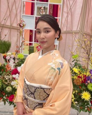 Sayaka Akimoto Instagram - 明けましておめでとう御座います。
2022年、仕事始めは私の大好きな歌舞伎の生中継でした。
コロナ禍で歌舞伎鑑賞から少し遠ざかっておりましたが、改めて大好きだと実感致しました。
静と動、緩急。指の先からつま先まで、息をするのも忘れて、見入ってしまいます。
日々見えないところでの鍛錬や努力の賜物。
私も頑張らねば！と身が引き締まるのです。
両親も生中継を観ていてくれたようで、「これは凄い、これは凄い事だ！でも何故才加がこの番組に選ばれたのか分からない！」って言ってました笑

とても贅沢な時間を過ごさせて頂きました。
この番組のお声がけを頂いてから、是非お着物で出演したいとマネージャーさんに相談。
今年はお仕事でもプライベートでもお着物を着る機会が増えますように。

今回のお着物の詳細をスタイリストさんに伺いました。

お着物は、おめでたい柄とされる松竹梅の訪問着。

帯は、西陣織の袋帯。

帯揚げは、白ですっきりと。
帯締めは、ブルーの平組で帯周りのポイントカラーに。

髪飾りは、鼈甲のかんざし。

洋服とはまた違う色合いが似合ったりしてお着物は奥深いですね👘

このワクワク楽しい気持ちのまま、2022年サバイブ出来ますように🐯✨

楽しい事、ワクワクする事、
皆さまと沢山共有出来るように今年も精進します！
引き続き宜しくお願い致します🙇‍♀️